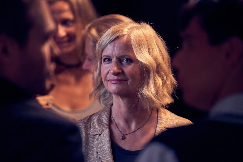 Dagmar Beil (Johanna Gastdorf, M.) hat einen Verdacht geschöpft: Ist Ernst wirklich nur der Gitarrenschüler von Julian, oder steckt mehr dahinter? – Bild: ZDF