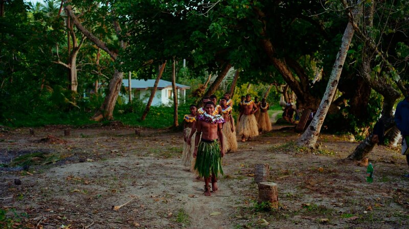 Auf der Insel Mbenga gehen Männer über glühende Steine. – Bild: NDR/​Michael Höft/​HTTV