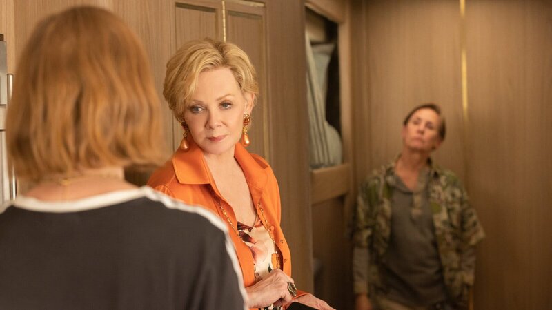 Ava (Hannah Einbinder, l.) erlebt eine herbe Enttäuschung, als sie zusammen mit Deborah (Jean Smart, M.) und Tourmanagerin Weed (Laurie Metcalf, r.) einen ersten Blick in den Tourbus werfen darf. – Bild: ZDF