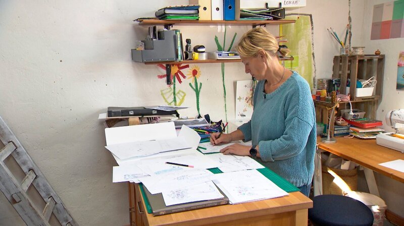 Maren Teuber plant die Fassadengestaltung zu Hause, am Arbeitsplatz. – Bild: NDR Maren Teuber plant die Fassadengestaltung zu Hause, am Arbeitsplatz. – Bild: NDR