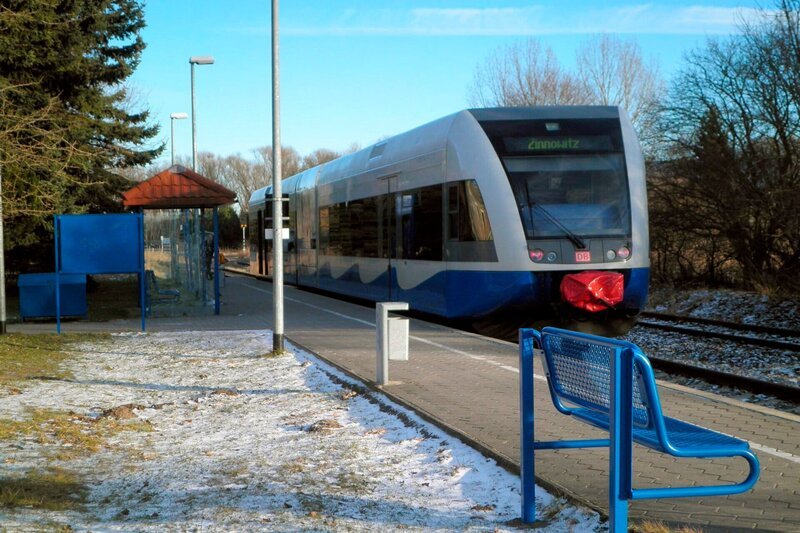 NDR Fernsehen EISENBAHNROMANTIK, „Usedomer Bäderbahn“, am Montag um 13:30 Uhr. UBB am Endhaltepunkt Peenemünde. – Bild: NDR/​SWR/​Grit Merten