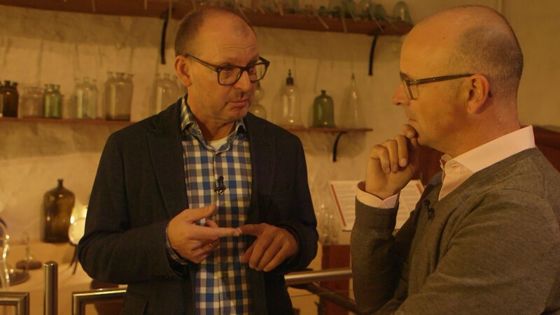 Von links: Prof. Dr. Christian Hesse und Wissenschaftsmoderator Karsten Schwanke im Deutschen Apotheken-Museum im Heidelberger Schloss. Mathematik eröffnet neue Chancen in der Therapie. – Bild: BR/​Maximilian Schecker