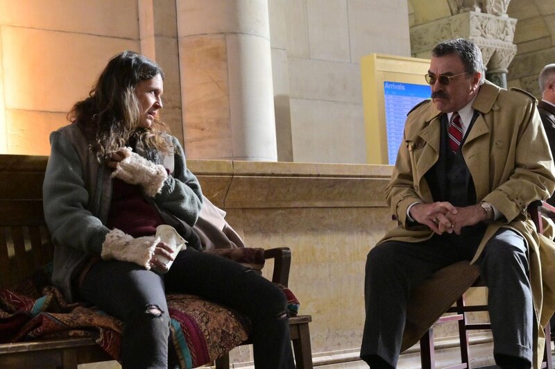 Jill Carmago (Katie Kreisler, l.); Frank Reagan (Tom Selleck, r.) – Bild: CBS BROADCASTING INC. /​ John Paul Filo