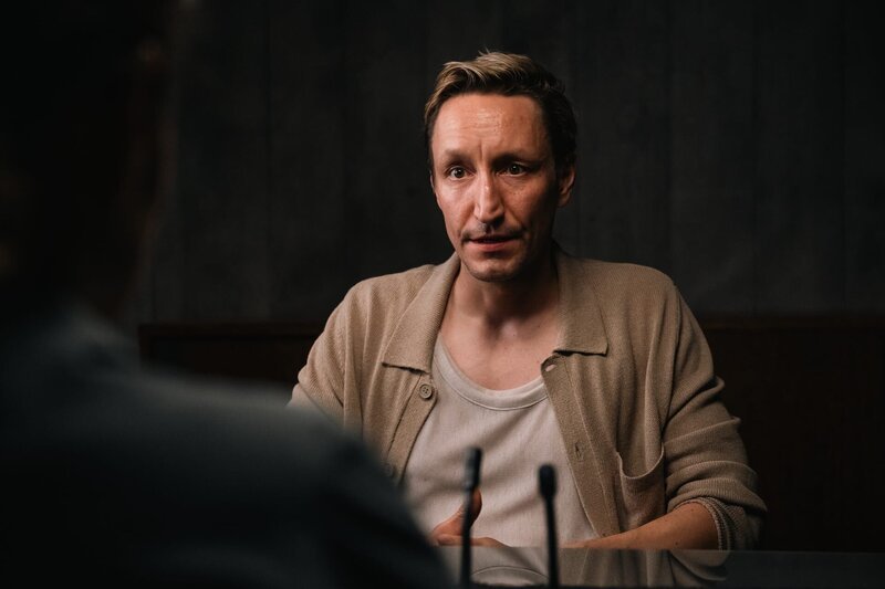 Nachdem Ben Aschmann (Hendrik Heutmann, r.) vor einigen Wochen aus dem Café des Toten entlassen wurde, eröffnete er einen Konkurrenzbetrieb. Kommissar Jonas Fischer (Lukas Piloty, l.) konfrontiert ihn mit der Anschuldigung, dass es zwischen den beiden seitdem einen andauernden Konflikt gegeben haben soll. – Bild: ZDF