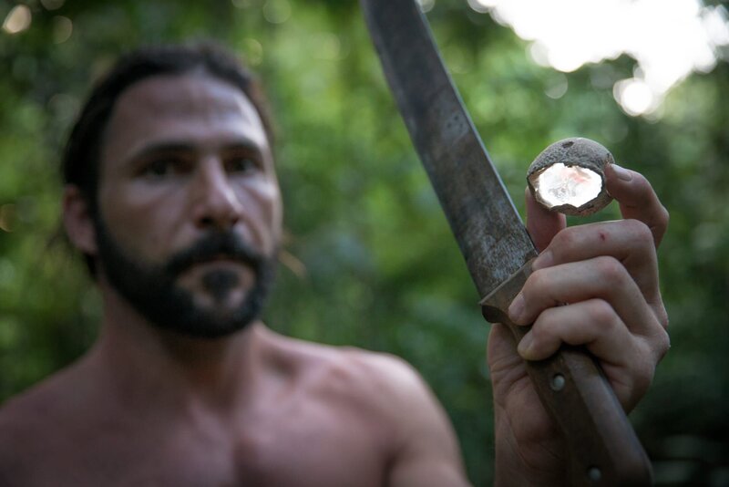 Surama, Guyana – Hazen holds up a lump of valuable sap secreted by a type of Locust Tree. – Bild: National Geographic