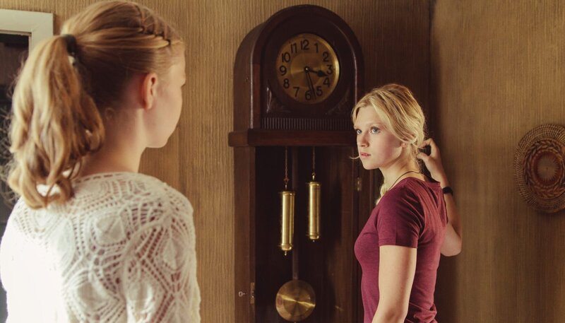 Von links: Dajana (Stephanie Amarell) erzählt Charlie (Sinje Irslinger) von der Uhr. – Bild: WDR/​Andrea Hansen