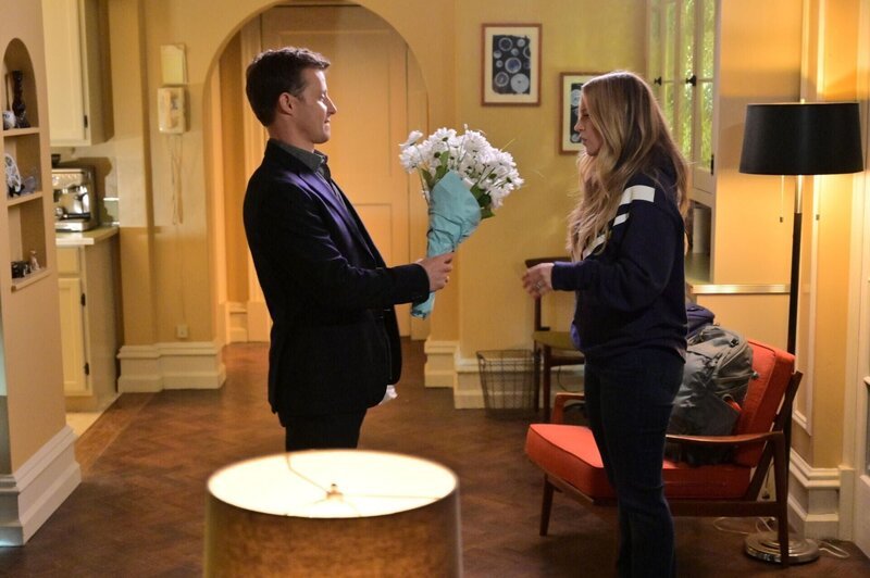 Jamie Reagan (Will Estes, l.); Eddie Reagan (Vanessa Ray, r.) – Bild: CBS BROADCASTING INC. /​ John Paul Filo