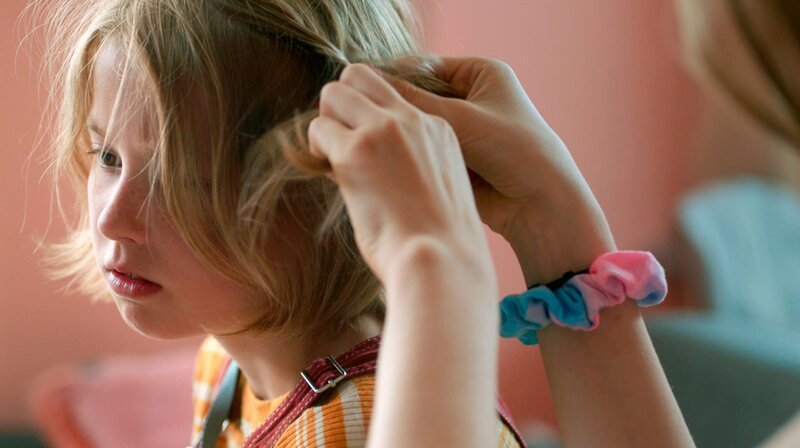 Alva (Matilda Jork) mag kein Make-Up und ihre Haare sind ihr egal. – Bild: MDR/​Christoph Bockisch