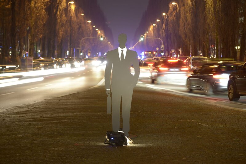 Homo Oeconomicus.  Gutmenschen vs. Egoisten? Arm gegen Reich? Macht gegen Moral? Forschungsergebnisse  zeichnen ein anderes Menschenbild: Der Mensch als soziales Wesen, das Werten wie Großzügigkeit und Gerechtigkeit den Vorzug vor schierem Eigennutz gibt. Wir nehmen den Zuschauer mit auf sein ganz persönliches Abenteuer, an dessen Ende er sich selber fragt, wie viel Altruismus wohl in ihm steckt. – Bild: BR/​INTER/​AKTION