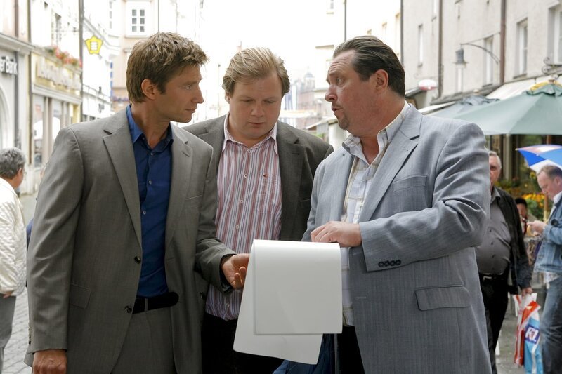 Ein Notizblock lenkt die Sven Hansen (Igor Jeftic, l.), Florian Prantl (Andreas Giebel, r.) und Tobias Hartl (Michael Grimm, m.) in eine neue Richtung. – Bild: ZDF