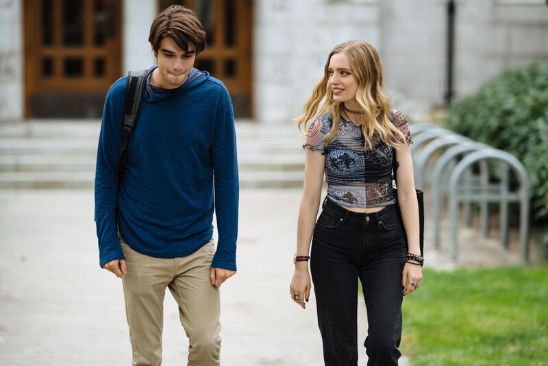 Ryan (Daniel Doheny, l.); Claire Wilkes (Anja Savcic, r.) – Bild: Farmersville Productions, Inc.