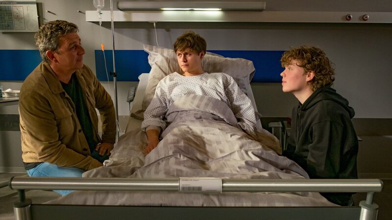 Dr. Martin Gruber (Hans Sigl, l.) setzt alles daran, den Brüdern Vinzent (Tom Böttcher, M.) und Lennart Neumüller (Jonas Kaufmann, r.) zu helfen. – Bild: ZDF