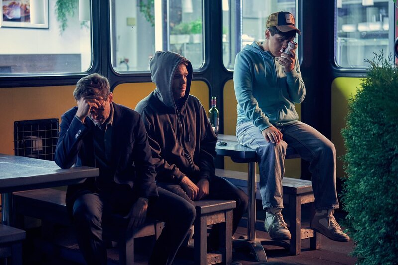 Nach einem lautstarken Streit und einem Faustschlag, der sein eigentliches Ziel verfehlte, muss Ernst (Diyar Ilhan, r.) seine Nase provisorisch kühlen. Guideon Stöfgen (Tom Beck, l.) und Julian (Ben Münchow, M.) haben sich zwar beruhigt, der Familienfrieden ist deshalb aber noch längst nicht wiederhergestellt. – Bild: ZDF