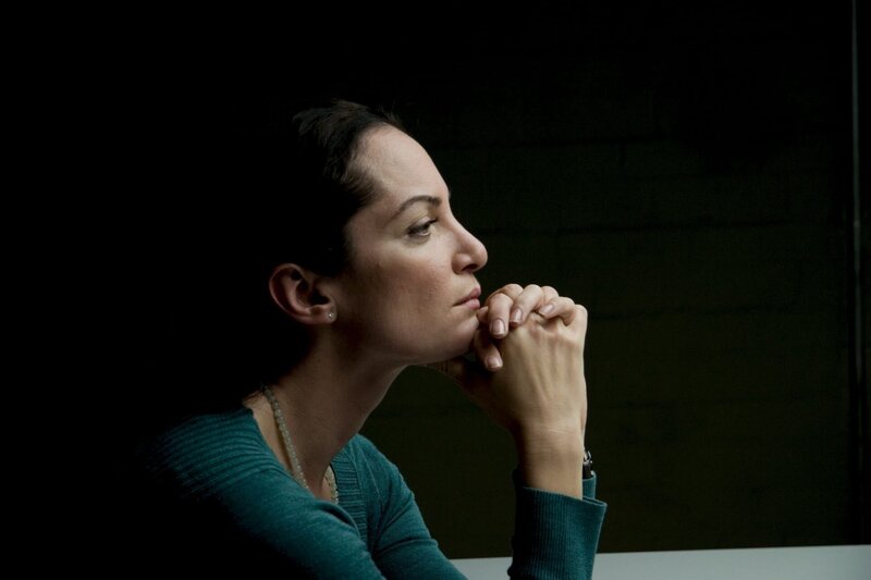 Natalia Wörner in der Rolle der Kommissarin Jana Winter, die nicht gänzlich vom Erziehungsurlaub Gebrauch macht, um einen verzwickten Mordfall um Scheinehen zur Verhinderung von Abschiebungen zu lösen. – Bild: ZDF/​Gunna Fuss