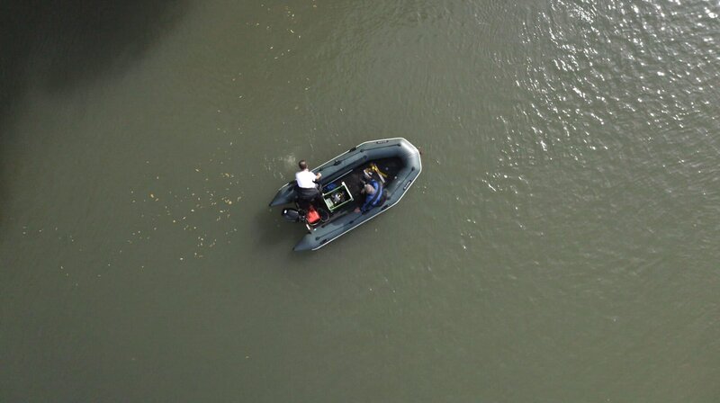 Unterwasserarchäologen suchen nach Attilas Grab in der Donau. – Bild: phoenix/​ZDF/​Jörg Rambaum