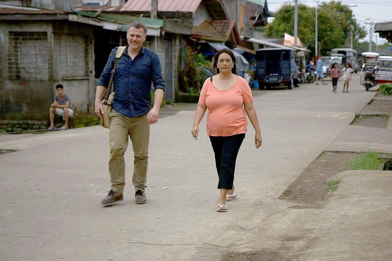Bernard begleitet Angelita zum Krankenlager einer jungen Frau, die nach einem Sturz nicht mehr gehen kann. – Bild: Bonne Pioche Télévision