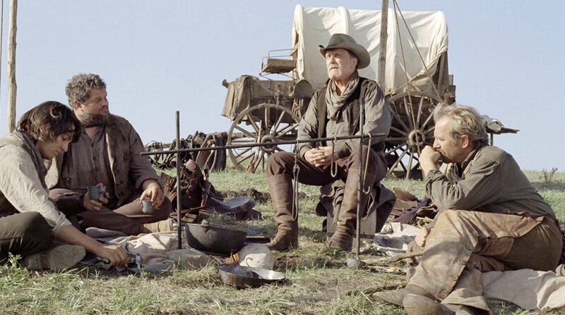 Charley Waite (Kevin Costner), Boss Spearman (Robert Duvall, 2. v. re.), Mose (Abraham Benrubi) und Button (Diego Luna, li.) führen ein einfaches, aber glückliches Cowboy-Leben. – Bild: ARD Degeto/​BR