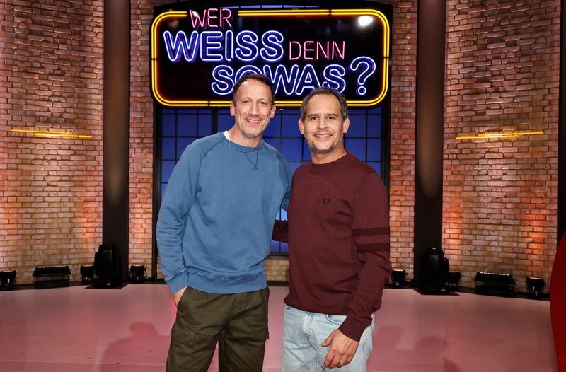 Die Schauspieler Wotan Wilke Möhring (l.) und Moritz Bleibtreu (r.) treten bei „Wer weiß denn sowas?“ als Kandidaten an. – Bild: ARD/​Morris Mac Matzen