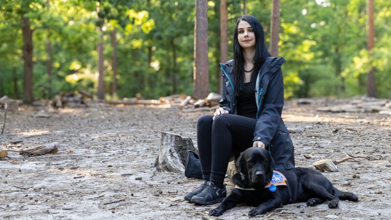 Blindenführhund Aris begleitet Johanna mit sicherer Pfote durch ihren Alltag. – Bild: Martin Langner /​ ZDF und Martin Langner