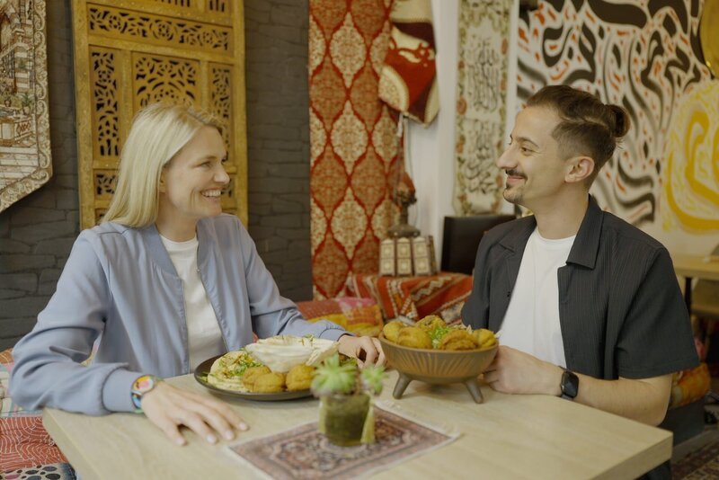 Sarah Tacke und Niro Degen im Restaurant – Bild: Leonard Bendix /​ ZDF