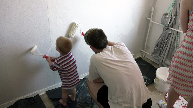 Papa Maik und Sohn Lennox streichen gemeinsam die Wand. – Bild: RTLZWEI