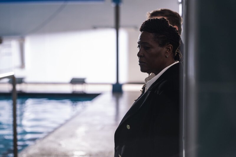 Ellis (Sharon D Clarke) und Harper (Andrew Gower) ermitteln im Schwimmverein, in dem das Opfer trainierte. – Bild: ZDF und Steffan Hill, Peter Marley