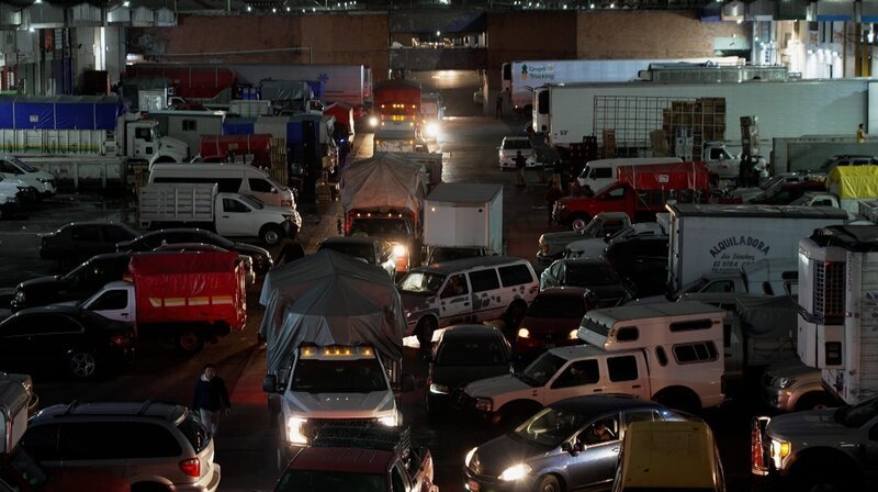 Wer den „Central de Abasto“ mit Auto oder Lkw ansteuert, muss sich in Geduld üben. Über 50.000 Fahrzeuge befahren den Markt tagtäglich. – Bild: phoenix/​ZDF/​Hikari