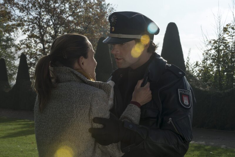 Mattes (Matthias Schloo, r.) hat die Mutter (Antje Westermann, l.) im Park gefunden, deren Baby offensichtlich entführt wurde, kann aber nicht zu ihr durchdringen. Sie ist außer sich vor Angst. – Bild: ZDF/​Boris Laewen