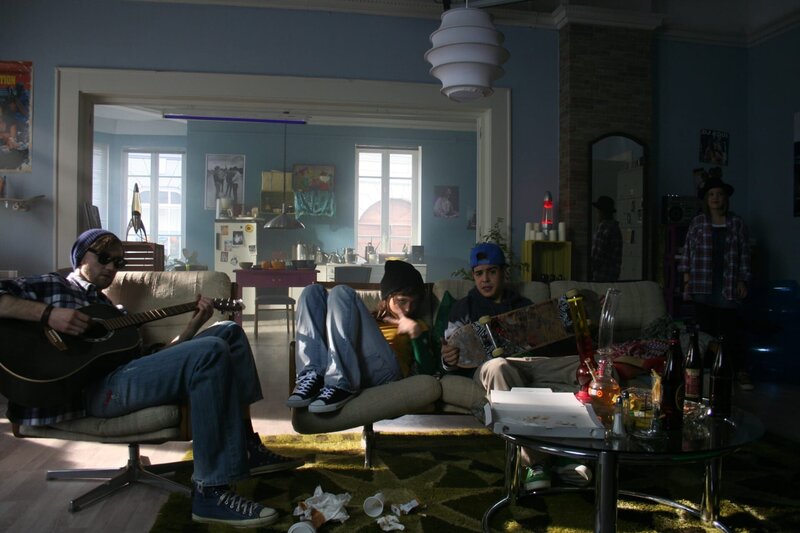 Im Look der 1990er-Jahre. Von links: Johann Lang, Svenja Jung, Nurel Sisman und Dorothee Höhn. – Bild: BR/​INTER/​AKTION