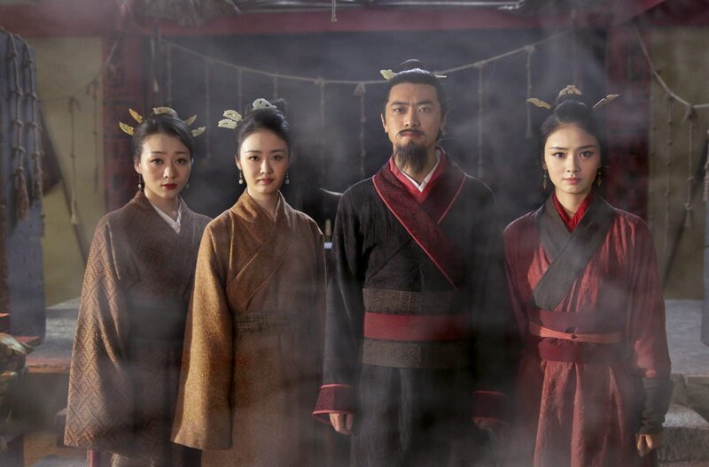 König Wu Ding (Shuai Fang, 2.v.r.) mit den Königinnen Fu Hao (Yi Zha, re.), Fu Gui (Weiheng Song, li.) und Fu Jing (Yijie Wang, 2.v.l.): Fu Hao setzte sich gegen die anderen Ehefrauen des Königs durch und wurde seine enge Vertraute. – Bild: Urban Canyons Ltd