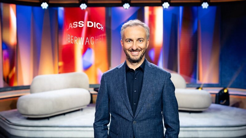 Moderator Jan Böhmermann in seiner ZDF Primetime-Sendung „Lass dich überwachen!“. – Bild: ZDF