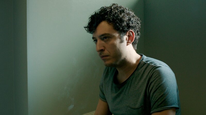 Der Sündenbock ist gefunden: Die Polizei möchte den Kleinstadtdealer Tarik Karaman (Mehmet Atesçi) zur Rechenschaft ziehen. – Bild: ZDF und ARD Degeto/​BR/​WDR/​NDR/​23/​5 Filmproduktion/​Yoshi Heimra