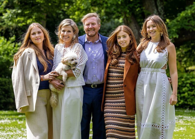 Das sogenannte A-Team der Niederlande: Amalia (l.), Alexia (2.v.r.) und Ariane (r.), die Töchter von König Willem-Alexander (M.) und Königin Máxima (2.v.l.). Was bedeutet es, dass nur eine von ihnen einmal den Thron besteigen wird? – Bild: ZDF und Albert Nieboer