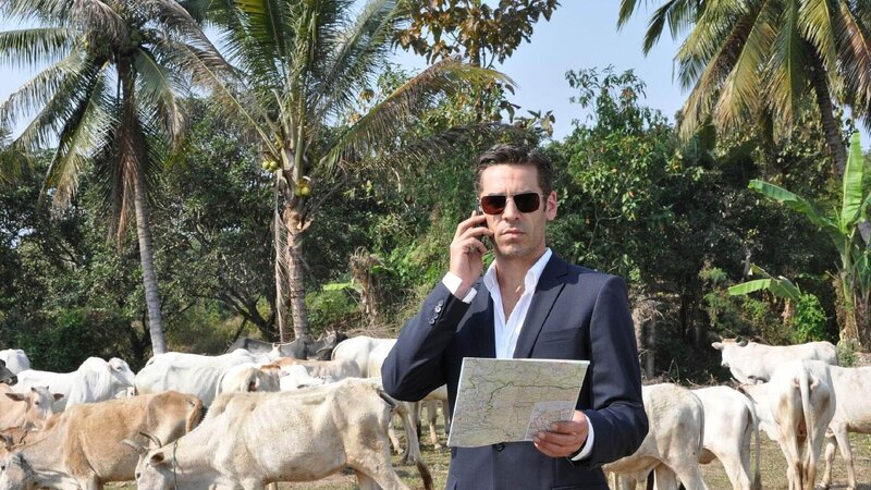 Blessing (Tobias Oertel) bekommt per Anruf von Hoffmann aus der BKA-Zentrale weitere Instruktionen. – Bild: TVNOW /​ Aki Pfeiffer