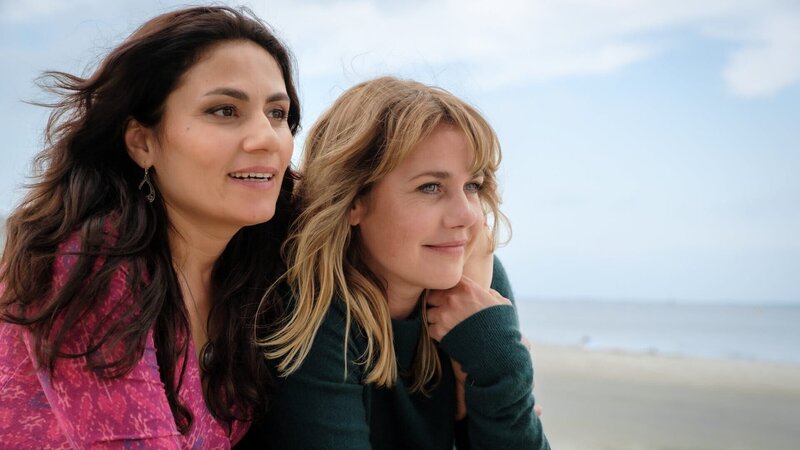 Der Elbstrand ist für die Freundinnen Elif (Halima Ilter) und Beke (Felicitas Woll) schon seit jeher der Ort, wo man quatschen und auftanken kann. – Bild: ZDF