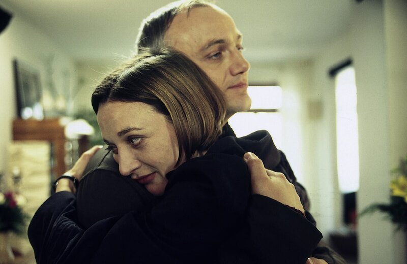 Karen (Regine Zimmermann) ist froh darüber, dass ihr Mann Tom (Heinrich Schmieder) sie aus der Psychiatrie nach Hause geholt hat. – Bild: ZDF und Daniela Incoronato