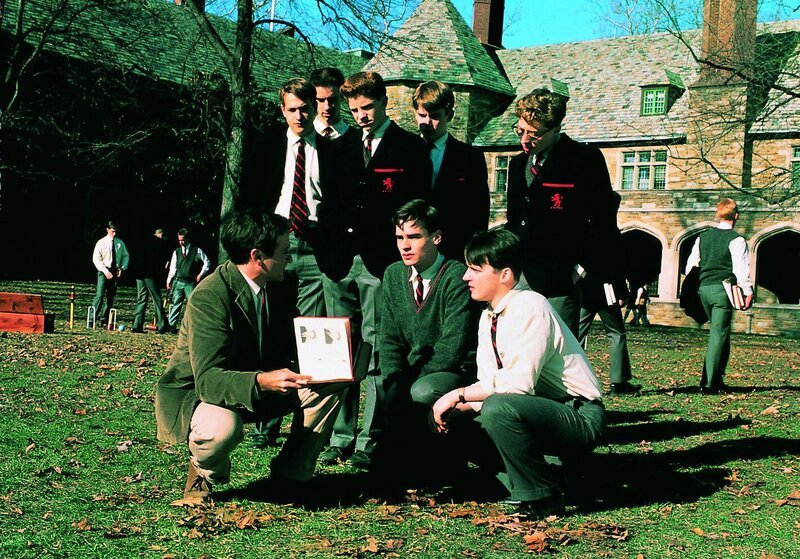 Hinter, l-r: Knox Overstreet (Josh Charles), Gerard Pitts (James Waterston), Richard Cameron (Dylan Kussman), Todd Anderson (Ethan Hawke), Steven Meeks (Allelon Ruggiero). Vorne, v.li.: John Keating (Robin Williams), Neil Perry (Robert Sean Leonard), Charlie Dalton (Gale Hansen). – Bild: Turner