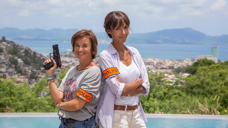 Mélissa Sainte-Rose (Sonia Rolland, r.) und Gaëlle Crivelli (Béatrice de la Boulaye, l.) ermitteln wieder in einem düsteren Mordfall, wobei ein scheinbar gütiger Pfarrer tot in einer Kirche aufgefunden wird. – Bild: ZDF