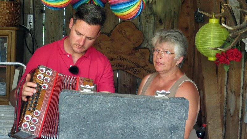 Trödelprofi Andreas Bierschock und Birgit begutachten ein Harmonium. – Bild: RTL II