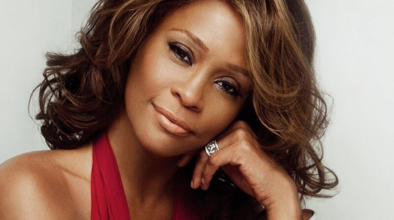 Drogen, Comeback-Versuche und die fatale Ehe mit Bobby Brown: So sehr ihre Karriere einst strahlte, so dunkel waren die letzten Jahre in Whitney Houstons Lebens. – Bild: phoenix/​ZDF/​3DD Productions