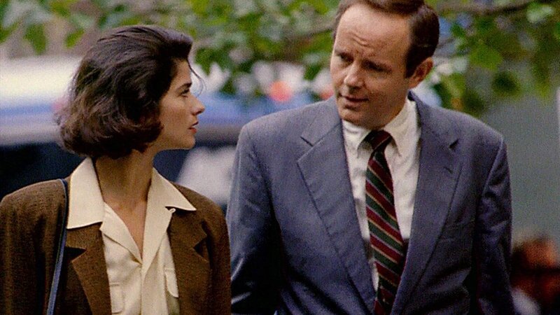 Staatsanwältin Claire Kincaid (Jill Hennessy) und Staatsanwalt Ben Stone (Michael Moriarty) besprechen den Fall Mildred Bauer, eine 82jährige Frau, die verhungert ist. – Bild: TVNOW