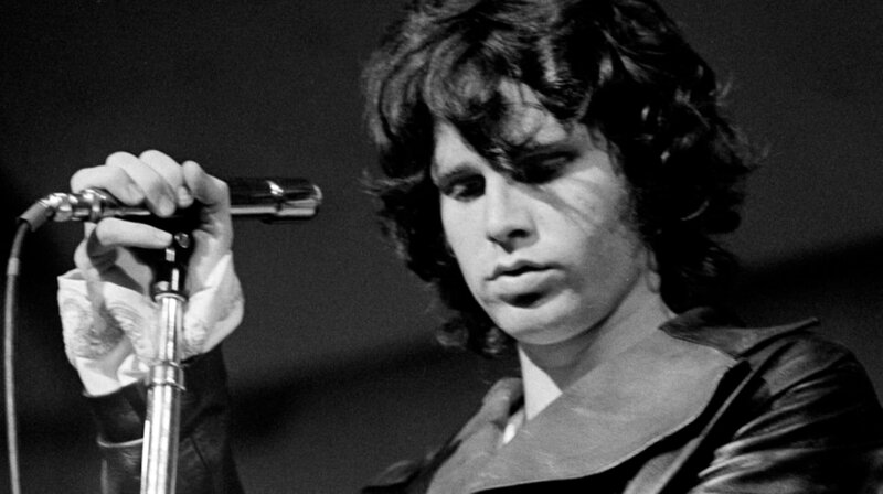 Sänger und Sexsymbol: Mit seinen Songs traf Jim Morrison den Nerv seiner Fans. Als Frontmann der Doors wurde er zum Weltstar. – Bild: phoenix/​ZDF/​3DD Productions