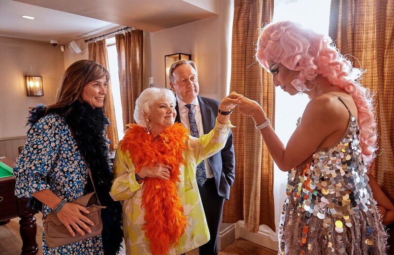 Sarah Barnaby (Fiona Dolman, l.) und Rechtsmedizinerin Fleur Perkins (Annette Badland, 2.v.l.) sind fasziniert von Malik Paynes (Felix Kai, r.) Darbietungen als Dragqueen. John Barnaby (Neil Dudgeon, 2.v.r.) kann diesem Zauber nur wenig abgewinnen. – Bild: ZDF