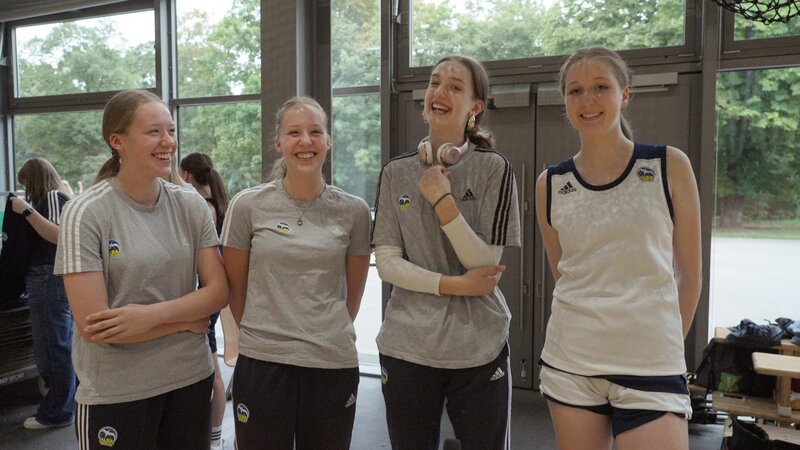Rosa, Marieke, Lilli und Ella (von links nach rechts) freuen sich aufs erste Training nach den Sommerferien. – Bild: NDR/​Telekult