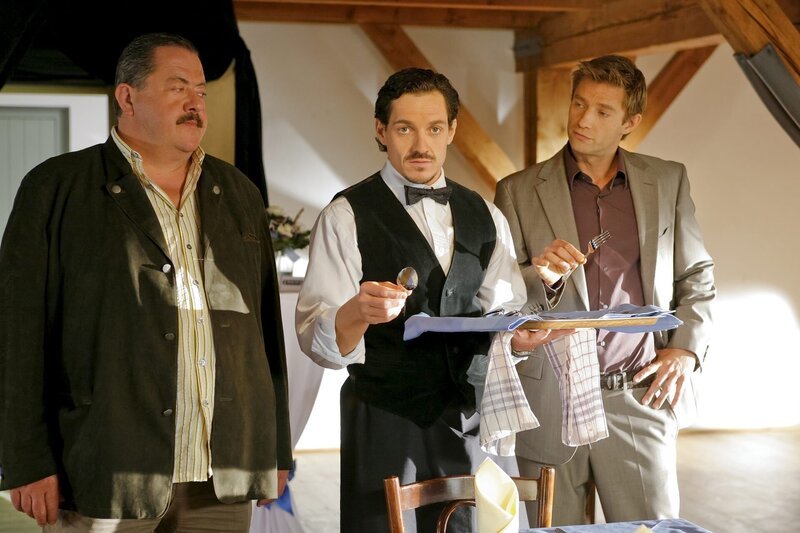Die Kommissare Hofer (Joseph Hannesschläger, l.) und Hansen (Igor Jeftic, r.) spüren, dass Kellner Matthias Trantow (Markus Brandl, M.) nicht die Wahrheit sagt. – Bild: ZDF