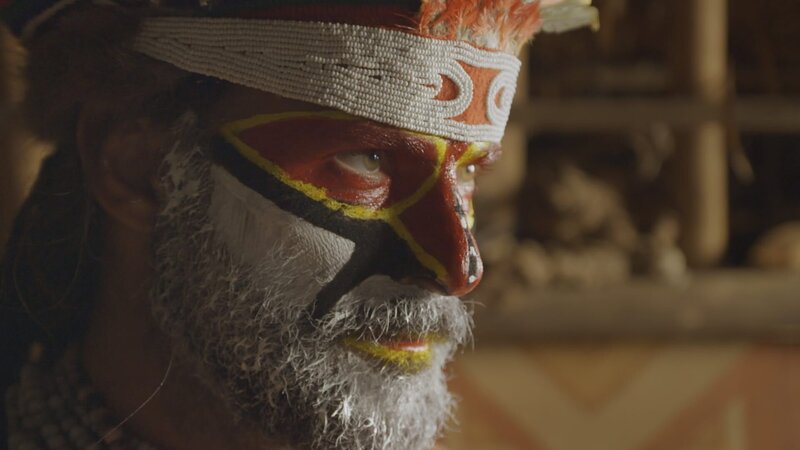 Hazen with traditional tribal face-paint ready to attend the village wedding. – Bild: Alex Holden /​ National Geographic