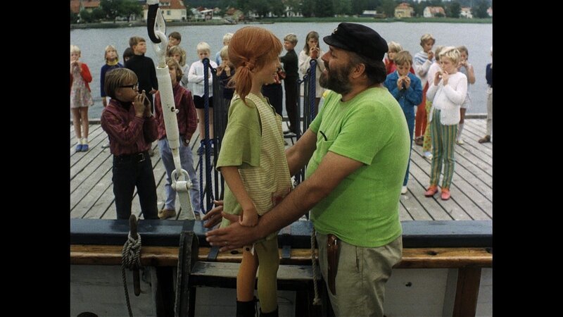 Kapitän Efraim Langstrumpf (Beppe Wolgers, r.) heißt Pippi (Inger Nilsson) an Bord der Hoppetosse herzlich willkommen. – Bild: ZDF