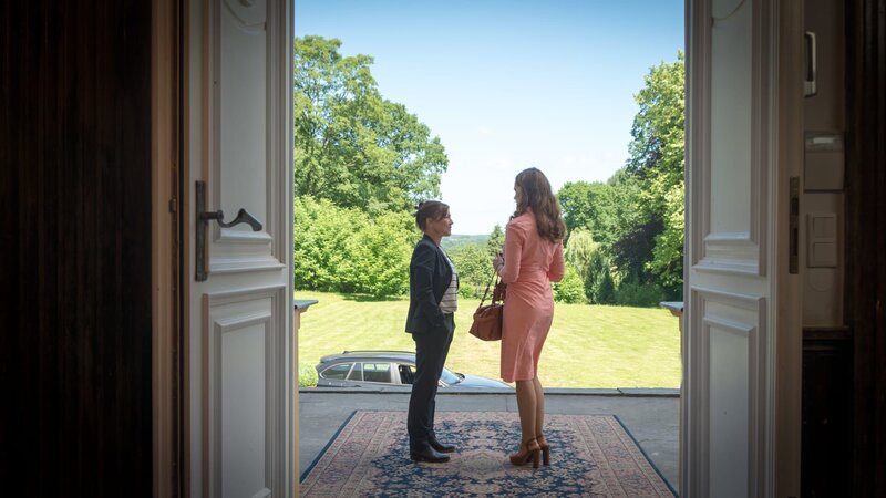 Katrin Börensen (Claudia Schmutzler, l.) möchte mit Verena von Seelow (Sarah Maria Besgen, r.) unter vier Augen sprechen: Bodo Wittke hatte mehrfach telefonischen Kontakt zur ihr. Es scheint, als habe er nur mit ihr kommuniziert. War da etwa mehr zwischen der Freifrau und dem Eisfürst? – Bild: ZDF