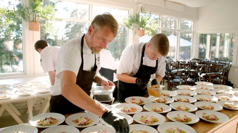 Wild-Koch Jyrki Tsutsunen und sein Assistent garnieren ihr Gericht mit Apfelgelee und Waldameisen. – Bild: 3sat Wild-Koch Jyrki Tsutsunen und sein Assistent garnieren ihr Gericht mit Apfelgelee und Waldameisen. – Bild: 3sat