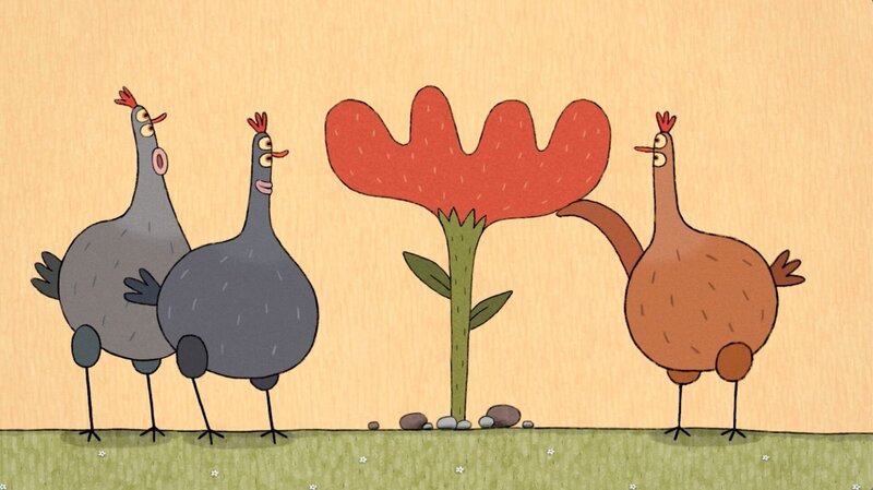 Die drei Hennen haben im Garten eine prächtige, rote Blume entdeckt, deren Hahnenkamm ebenso prachtvoll erscheint, wie der ihres Hahnes. – Bild: Studio FILM BILDER GmbH /​ ZDF